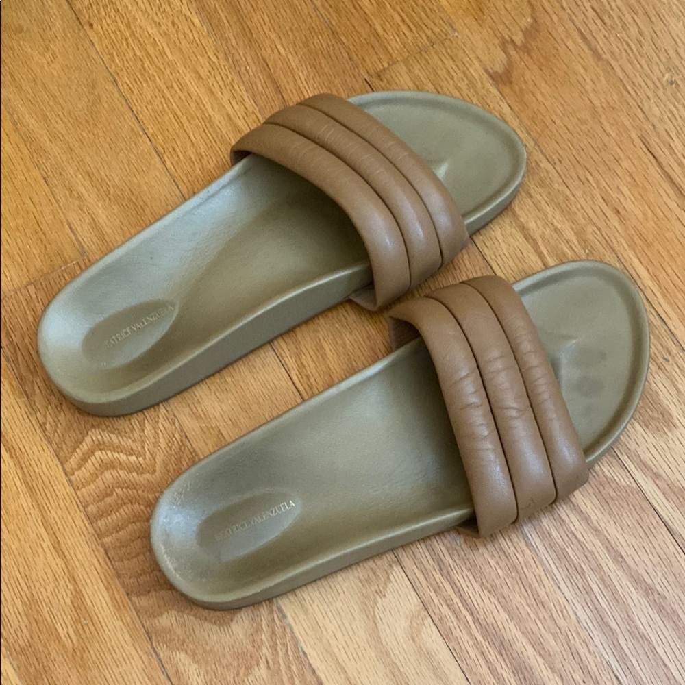 Beatrice Valenzuela Classic Sand Sandalia